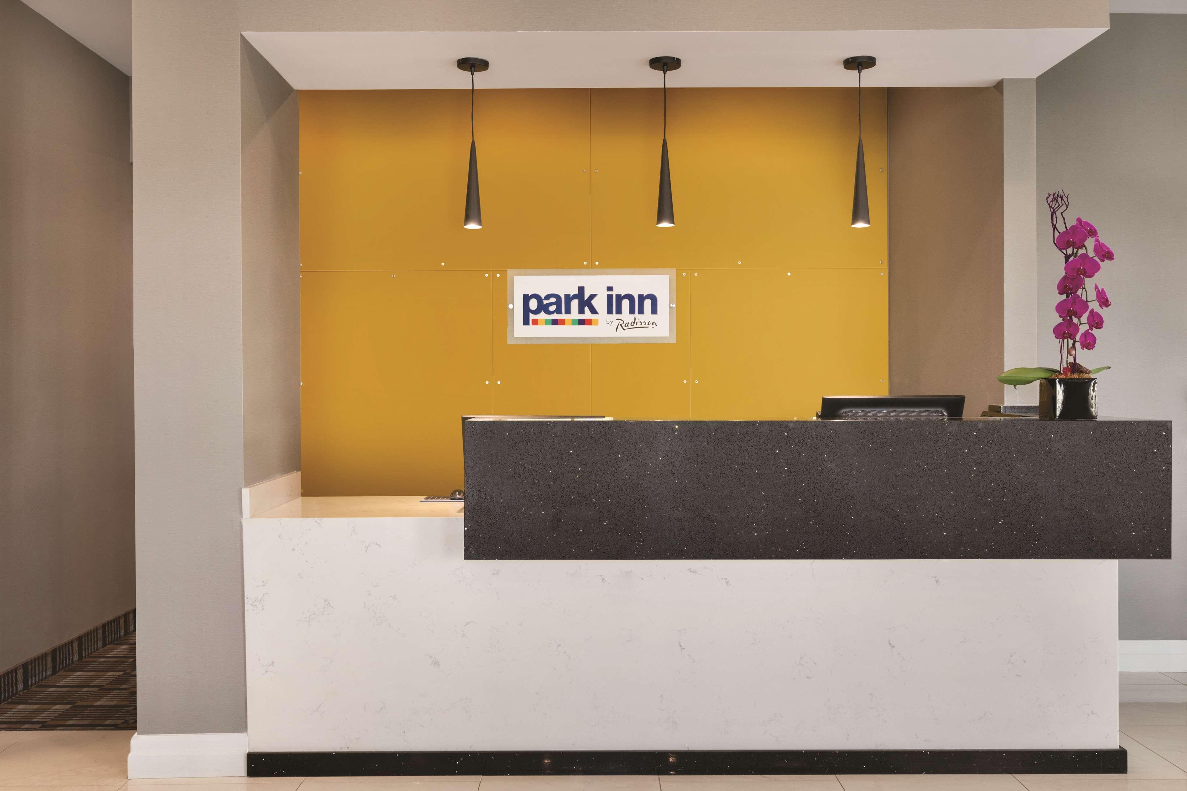 Park Inn By Radisson Brampton, On Buitenkant foto